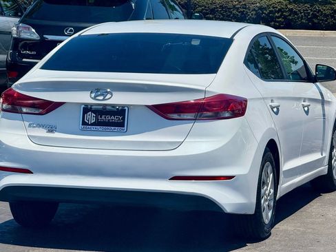 Used 2018 Hyundai Elantra SE image 3
