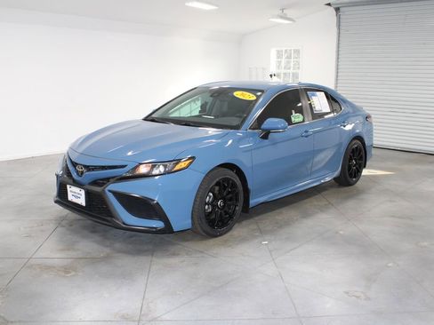 Used 2023 Toyota Camry SE image 4