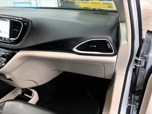 Used 2023 Chrysler Pacifica Touring-L FWD image 13