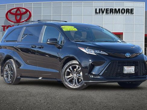 Used 2025 Toyota Sienna XSE w/ XSE Plus Package image 2