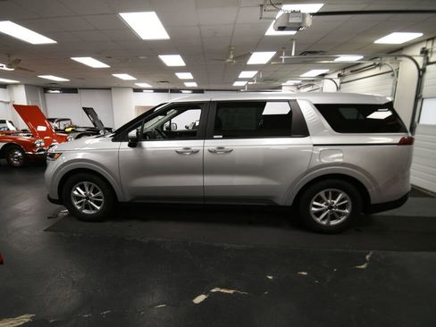 Used 2022 Kia Carnival LX image 5