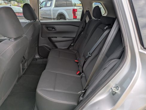 Used 2024 Nissan Rogue S image 9