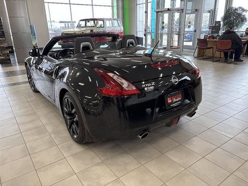 Used 2018 Nissan 370Z Touring RWD image 2