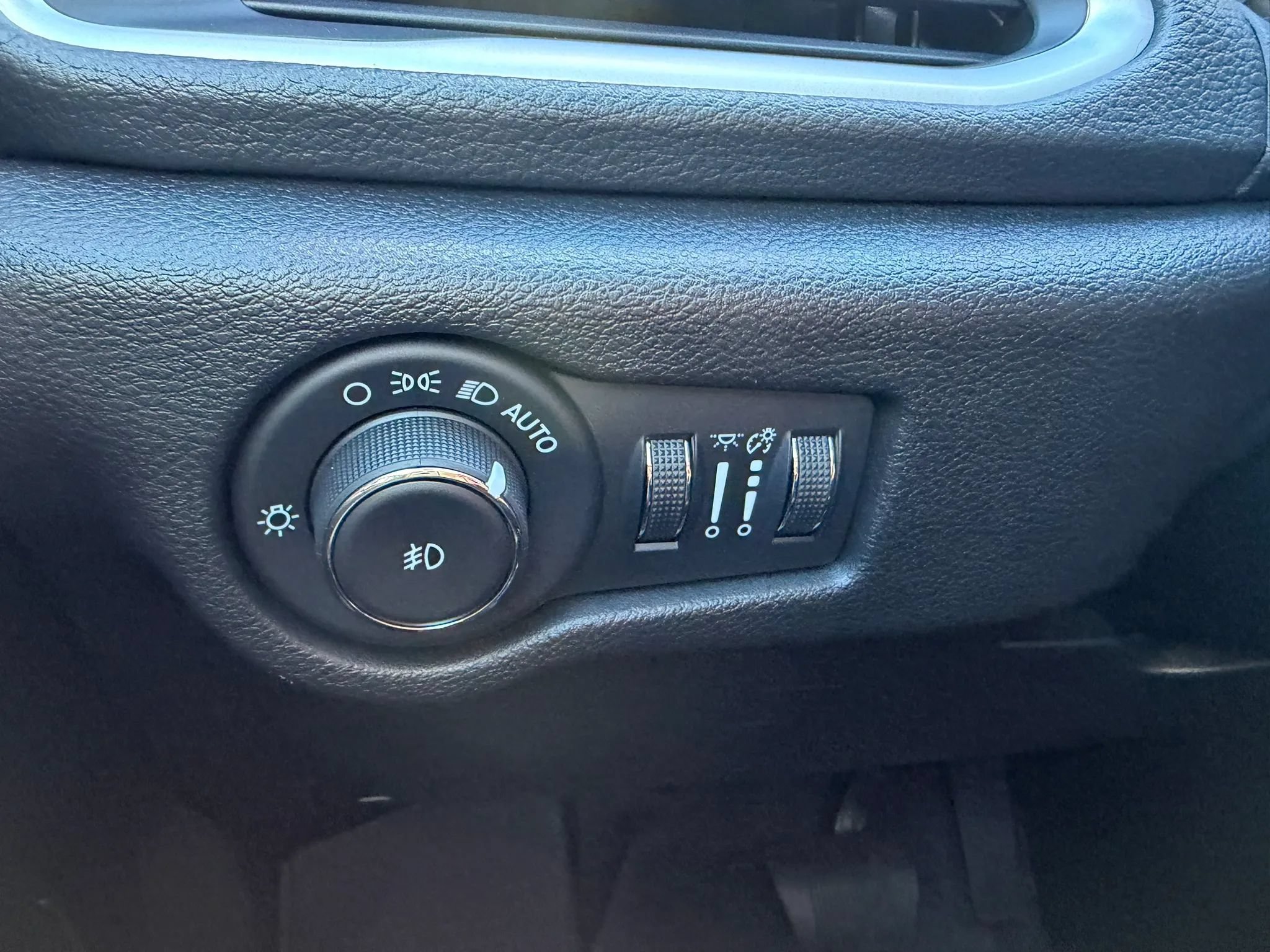 Used 2022 Chrysler Pacifica Touring-L w/ Uconnect Theater Family Group AWD/4WD image 16