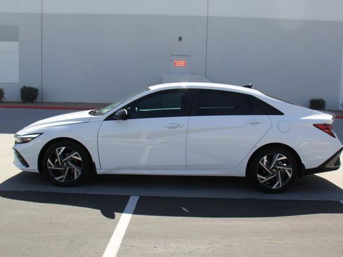 Used 2025 Hyundai Elantra Sport FWD image 8