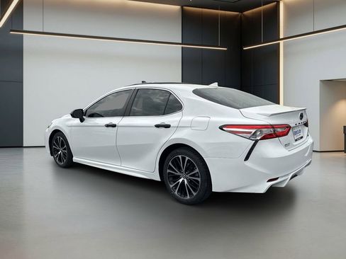 Used 2020 Toyota Camry SE image 3