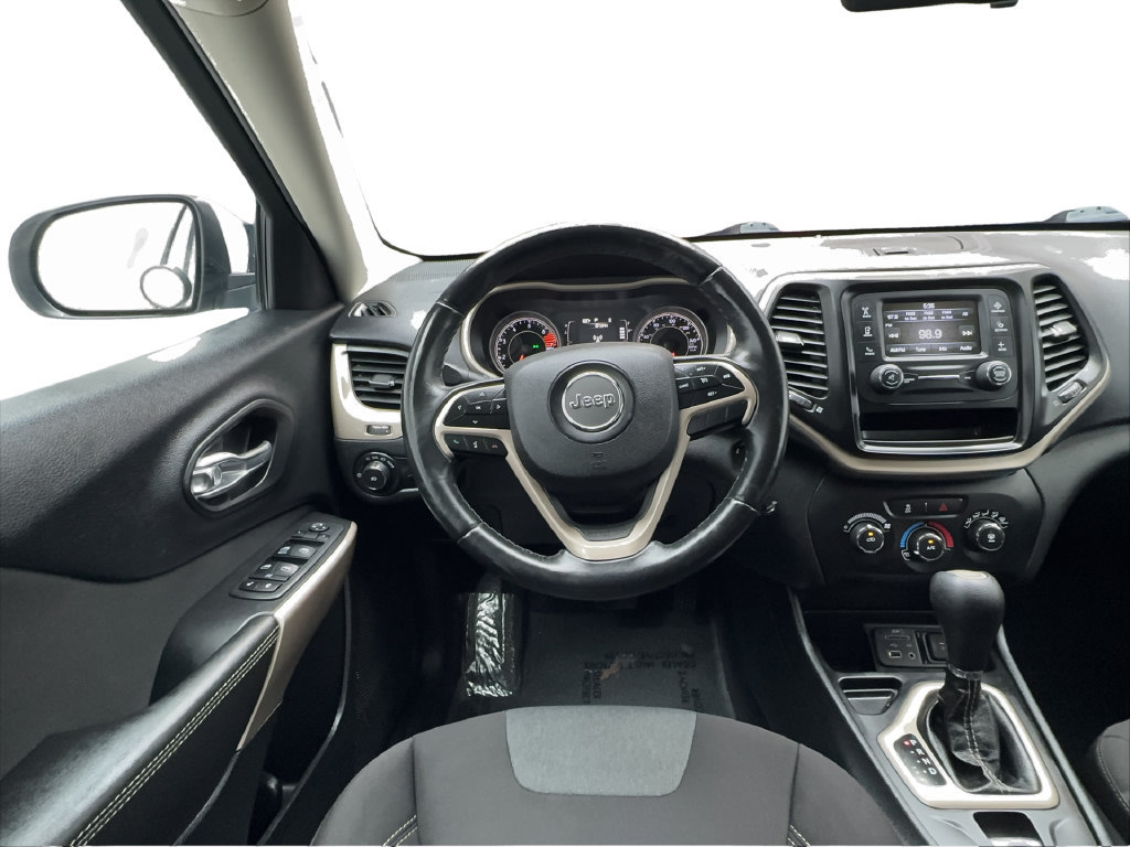 Used 2018 Jeep Cherokee Latitude w/ Altitude Package FWD image 30