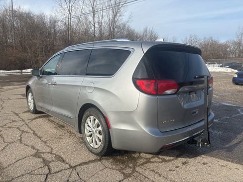 Used 2018 Chrysler Pacifica Touring-L image 3