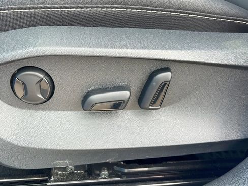 Used 2022 Volkswagen Taos SE w/ Panoramic Sunroof Package FWD image 19