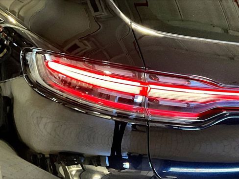 Certified 2022 Porsche Macan image 31