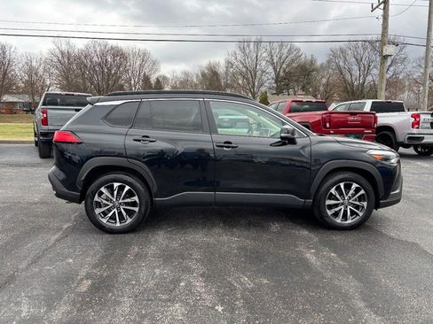 Used 2024 Toyota Corolla Cross XLE image 6