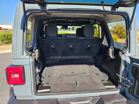 Used 2025 Jeep Wrangler Unlimited Sahara AWD/4WD image 31