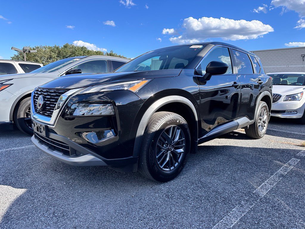 Used 2023 Nissan Rogue S AWD/4WD image 2