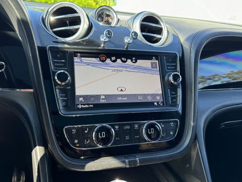 Used 2017 Bentley Bentayga image 34