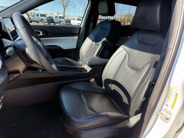Used 2025 Jeep Compass Limited AWD/4WD image 17