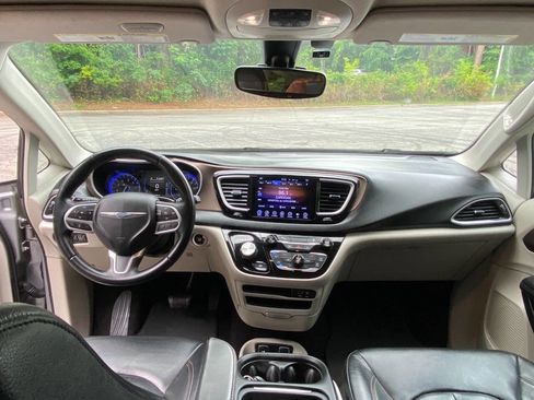 Used 2017 Chrysler Pacifica Touring-L FWD image 38