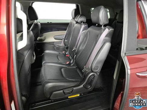 Used 2025 Kia Carnival FWD image 22