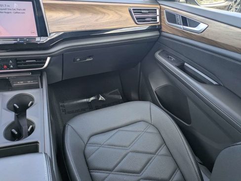 Used 2025 Volkswagen Atlas SE FWD image 17