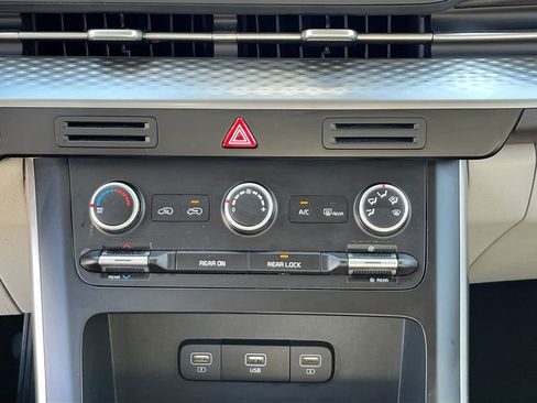 Used 2024 Kia Carnival LX image 15