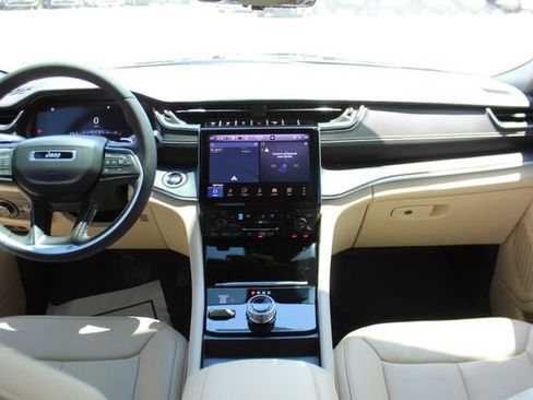 Used 2025 Jeep Grand Cherokee L Limited w/ Luxury Tech Group II AWD/4WD image 13