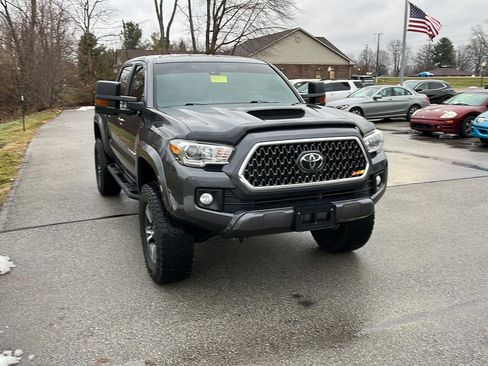 Used 2018 Toyota Tacoma TRD Sport image 7