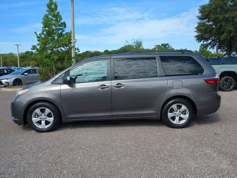 Used 2017 Toyota Sienna LE FWD image 3
