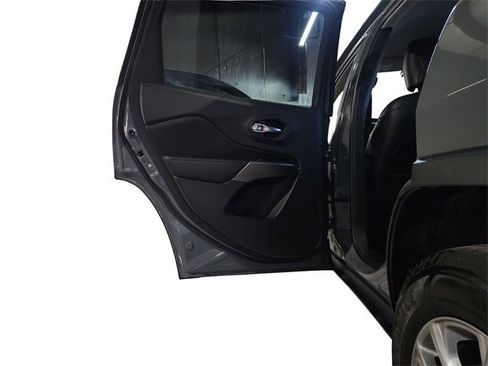 Used 2021 Jeep Cherokee Latitude Lux image 19