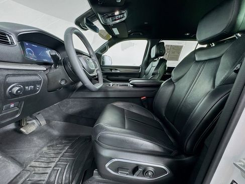 Used 2023 Jeep Wagoneer Series III w/ Preferred Equipment Group image 15