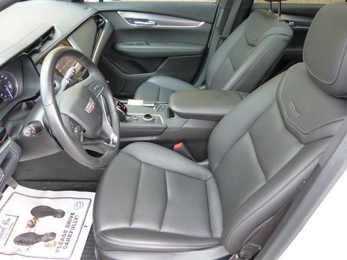 Used 2024 Cadillac XT6 Luxury w/ LPO, Floor Liner Package FWD image 14