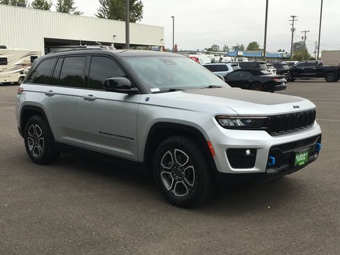Used 2024 Jeep Grand Cherokee Trailhawk AWD/4WD image 9