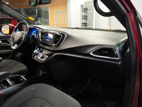 Used 2019 Chrysler Pacifica Touring Plus w/ S Appearance Package FWD image 32