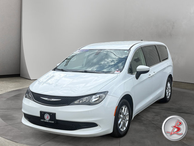 Used 2022 Chrysler Voyager LX FWD image 3