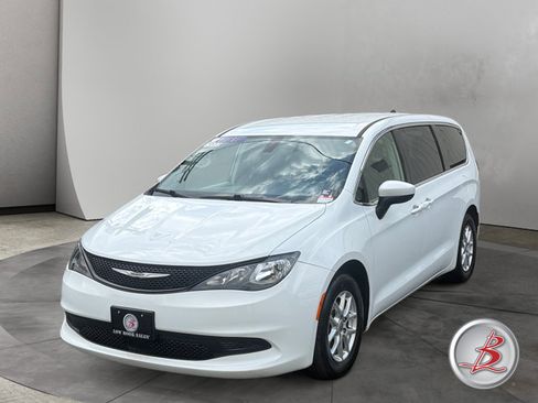 Used 2022 Chrysler Voyager LX FWD image 3
