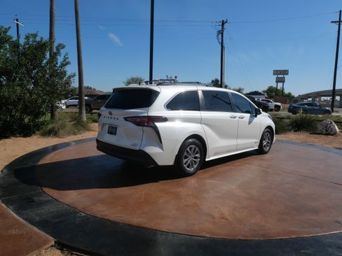 Used 2021 Toyota Sienna XLE image 2
