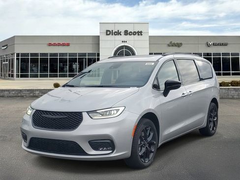 New 2026 Chrysler Pacifica Select w/ S Appearance Package image 2