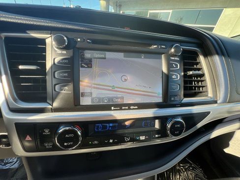 Used 2019 Toyota Highlander XLE image 18