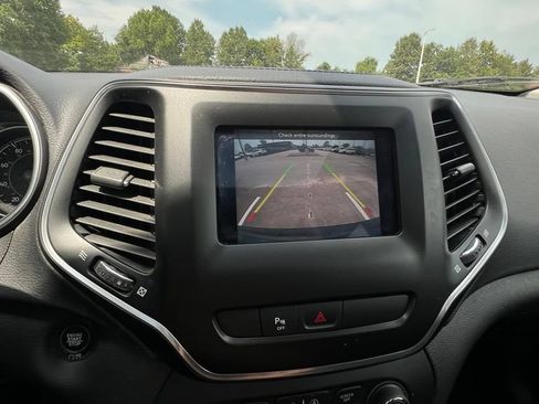 Used 2020 Jeep Cherokee Latitude Plus w/ Comfort/Convenience Group FWD image 25
