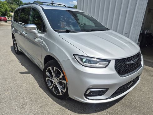 Used 2024 Chrysler Pacifica Pinnacle w/ Trailer Tow Group AWD/4WD image 1