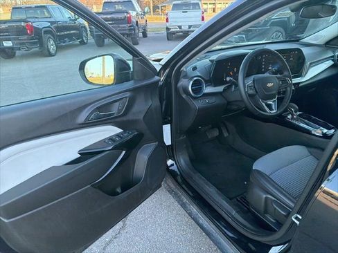 Used 2025 Chevrolet Trax LT w/ LT Convenience Package image 28