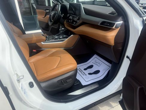 Used 2020 Toyota Highlander Platinum AWD/4WD image 18