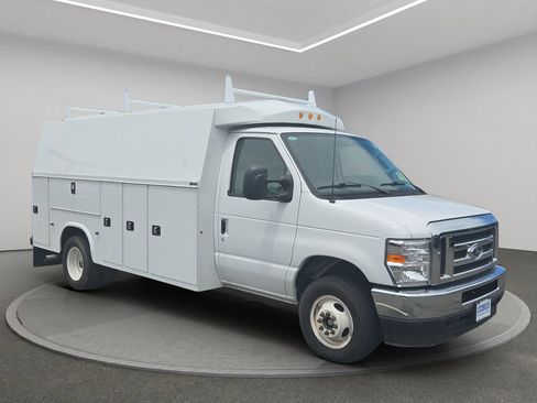 Used 2024 Ford E-450 and Econoline 450 Super Duty w/ Power Windows & Locks Group RWD image 8