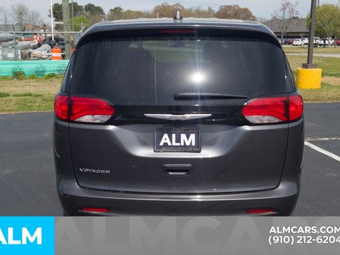 Used 2022 Chrysler Voyager LX image 7
