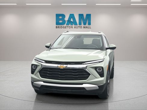 Used 2025 Chevrolet TrailBlazer LT AWD/4WD image 2