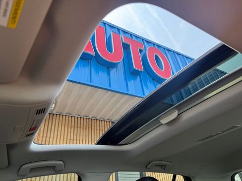 Used 2017 Volkswagen Golf SE w/ Driver Assistance Package FWD image 3