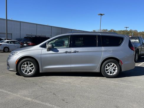 Used 2021 Chrysler Pacifica Touring-L image 4