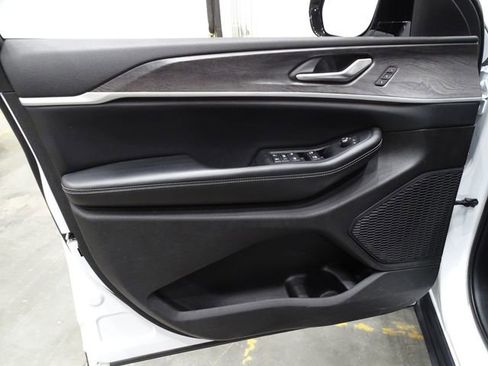 Used 2023 Jeep Grand Cherokee L Limited image 18