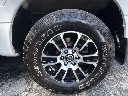 Used 2021 Nissan Titan SV w/ SV Convenience Package image 24