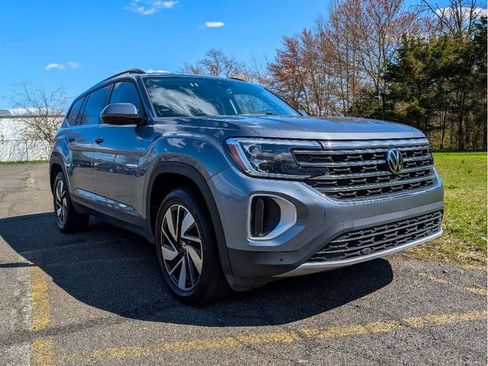 Used 2024 Volkswagen Atlas SE image 3