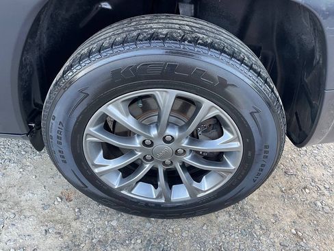 Used 2019 Jeep Cherokee Latitude Plus w/ Cold Weather Group AWD/4WD image 27