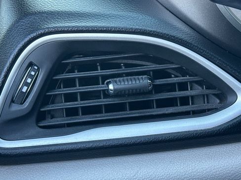 Used 2022 Chrysler Pacifica Touring-L image 28